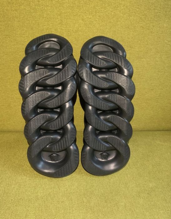 Versace chain reaction