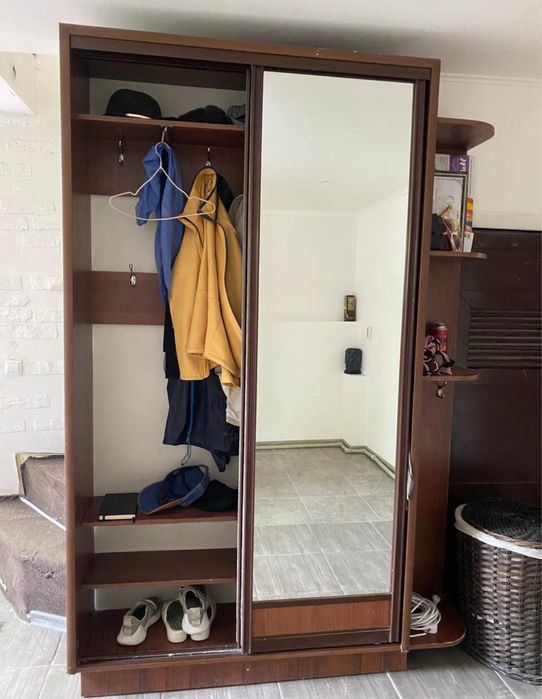 Шкаф купе с зеркалами и полками