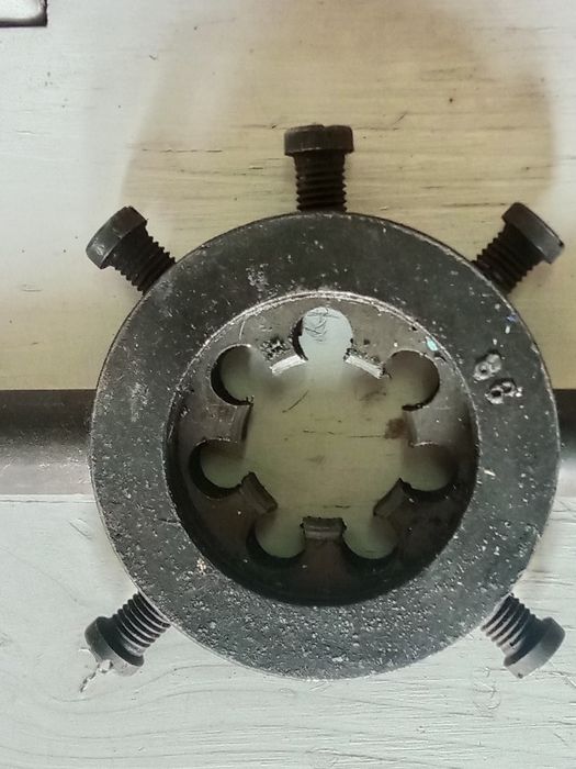 Для нарезания резьбы