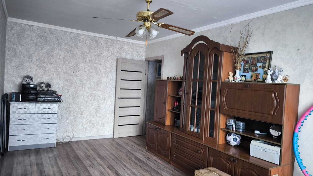 Продам 2 ком квартиру в 6 микрорайоне (район Центрального рынка)