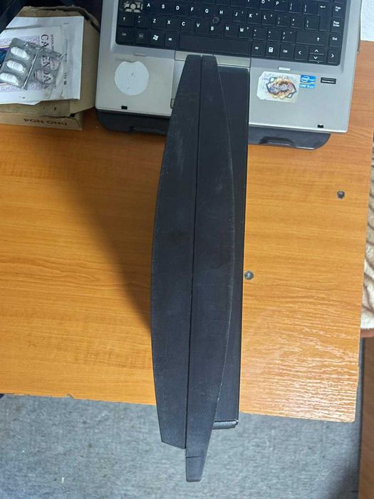 Vând PlayStation 3 Slim, model CECH-3004B.