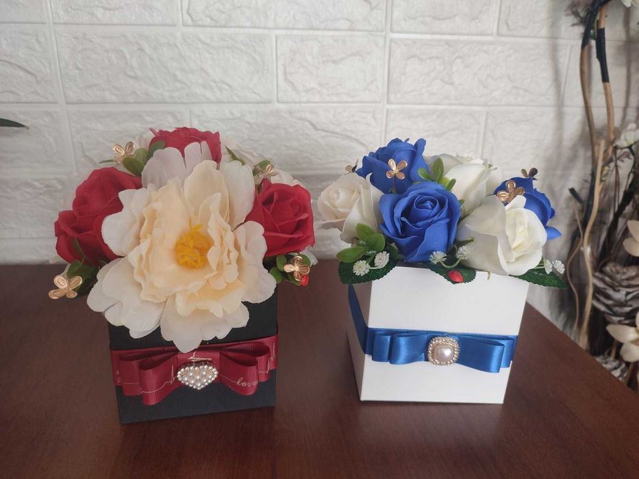 Аранжировки с рози от пластичен сапун