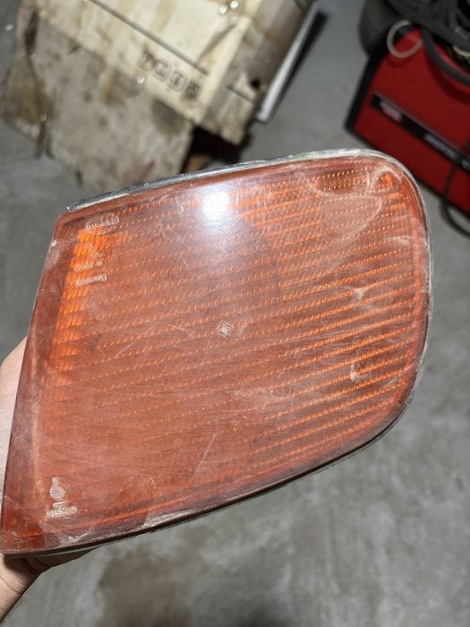 Поворотник левый Audi 100 C4