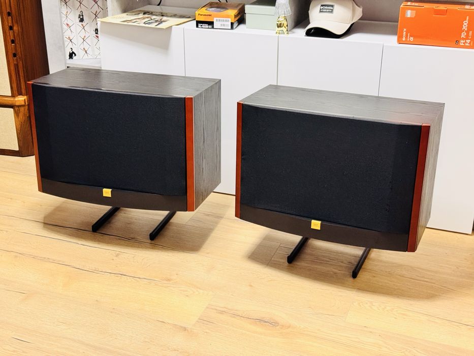 Boxe de inaltă fidelitate JBL L90,3 căi,cu stative,27 KG,bass de 30cm