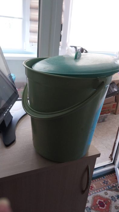 Пластмассовое ведро с крышкой