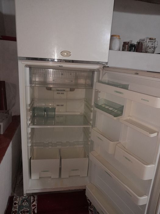 Холодильник сотилади