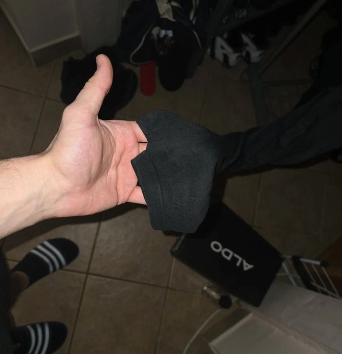 Bluza Vagabond cu maneca lunga peste degetu mare