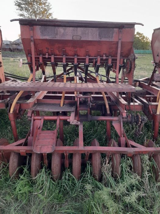 Продам сеялки 5 банок  рабочие катки новые