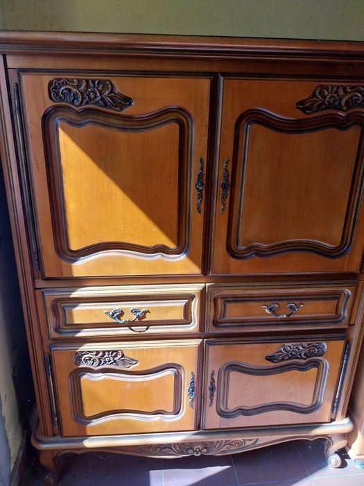 Стар масивен шкаф с ръчна резба от 70-те години,  перфектен за винтидж