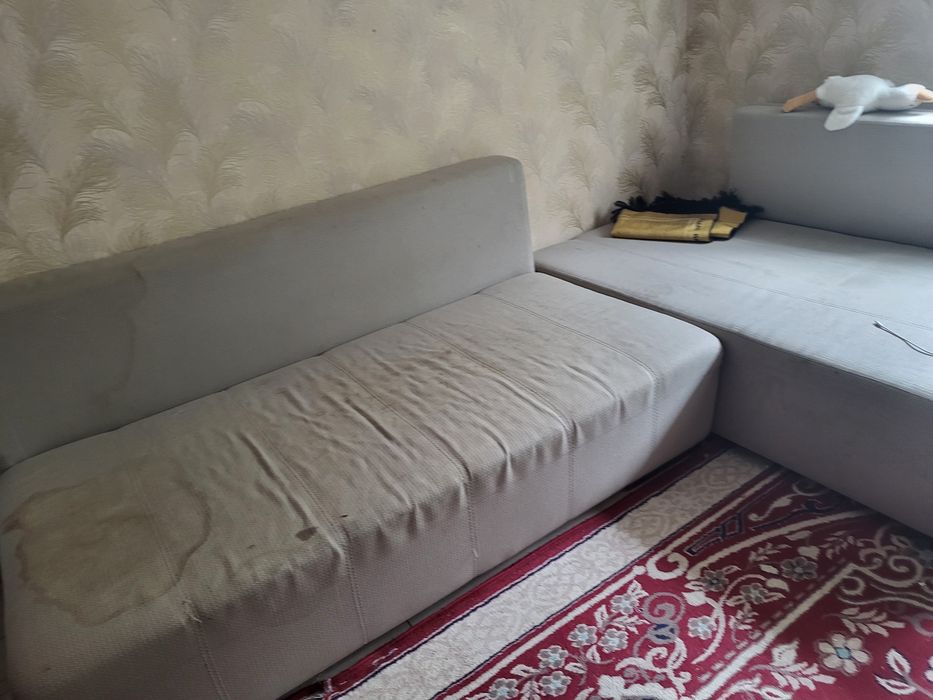 Продам мягкий уголок с подушками +2 тумбы