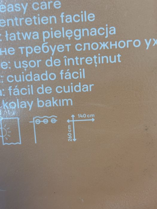 2 perdele, noi, încă împachetate