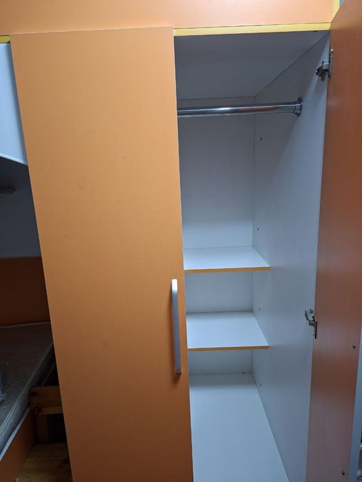 Продам гарнитур  угловой с двумя кроватями и письменный столом