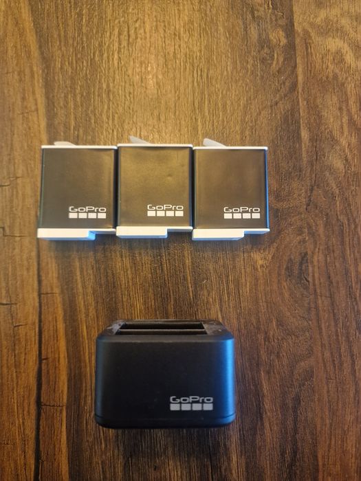 Vand GoPro HERO 10 Black + 3 baterii Enduro + încărcător original