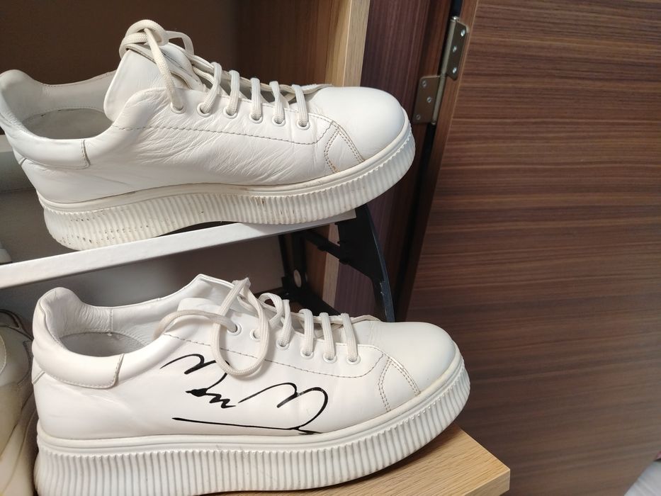 Сникъри от естествена кожа, номер 38, в добро състояние. Единствен нем