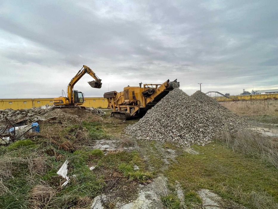 Drumuri Tehnologice și Agricole  /  Platforme terasamente piatra si Beton / Construcții Industriale la Cheie