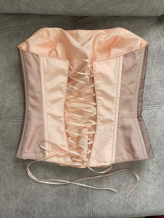 Дизайнерски комплект бюстие и асиметрична пола