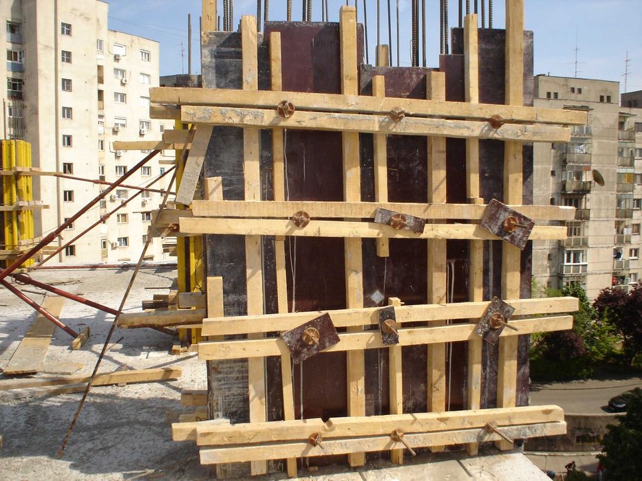 Construim Case si Blocuri la rosu.