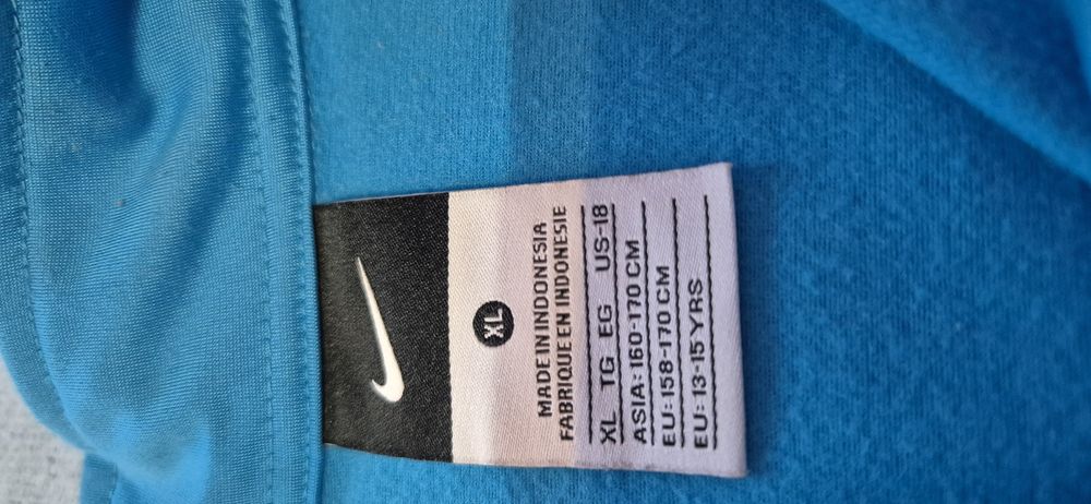 Vând bluza de trening firma nike.