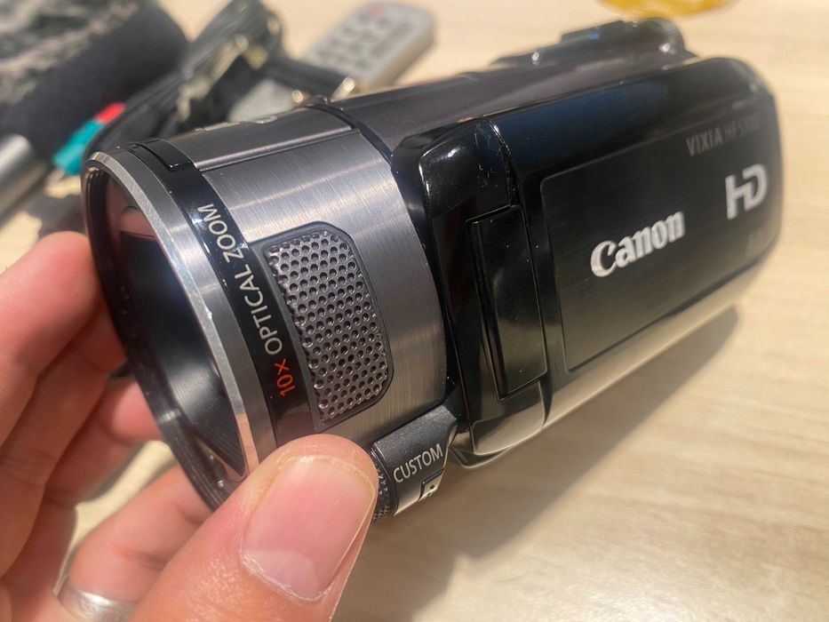 Видеокамера Canon VIXIA HF S100