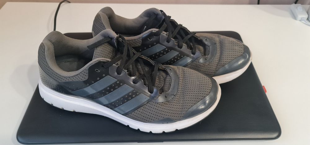 Продавам Adidas 44