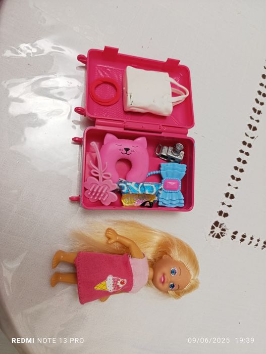 Кукла, чемодан и несколько вещей