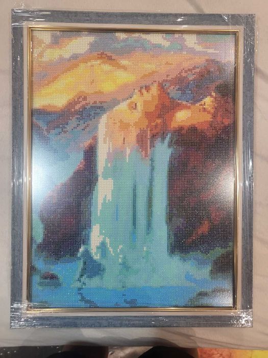 Диамантен гоблен изобразяващ образ на жена  и водопад.