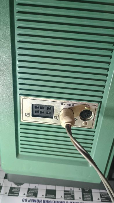 Японска 16 мм кино машина професионална с 2 филма и 2 празни ролки. Работеща.