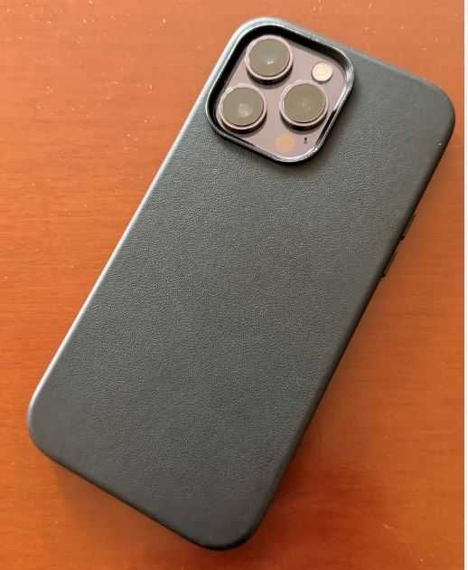 iPhone 14 Pro Max, 100% батерия и няколко калъфа с него