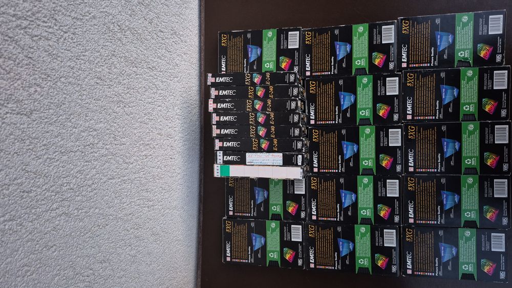 Vând Lot 14 casete video VHS originale marca Emtec de 240 minute film