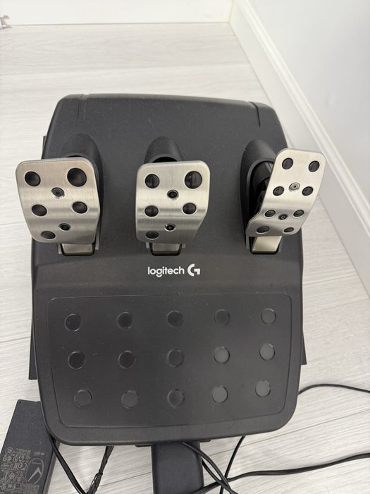 Volan de Gaming cu 3 pedale