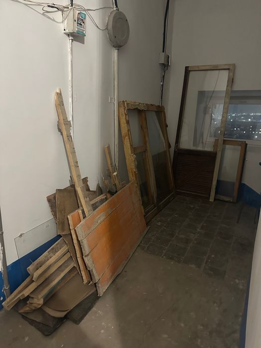 Доски на дрова и окно