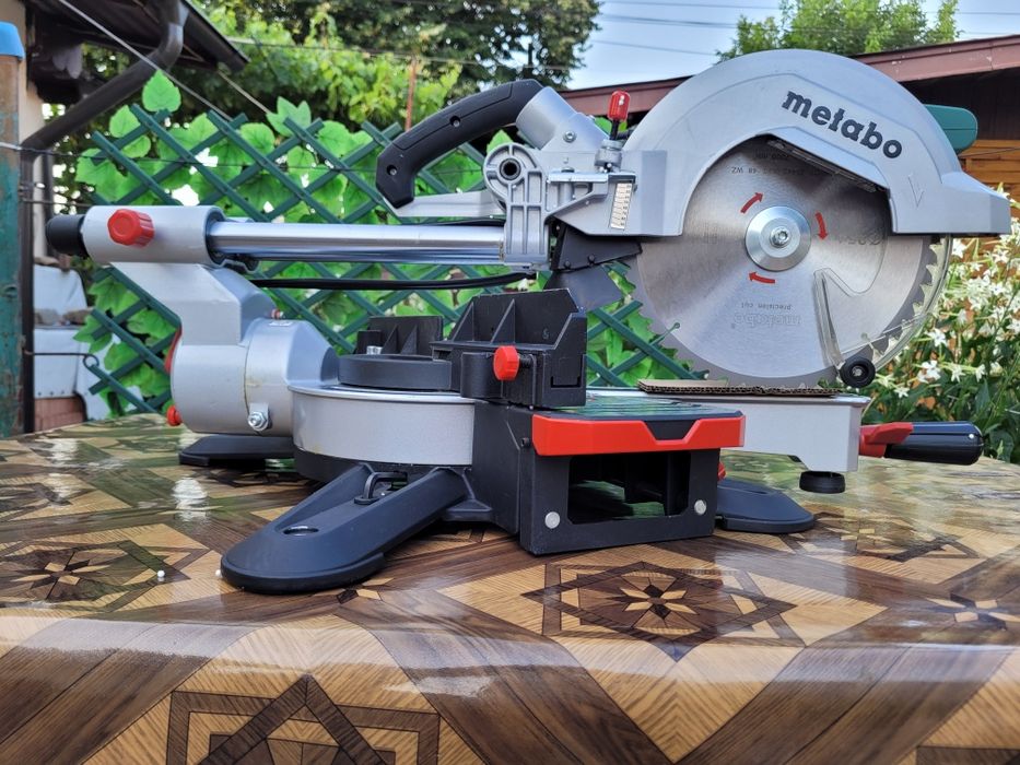 Fierăstrău circular culisant Metabo KGS 254 M 1450W 230V Ø254mm, ca nou