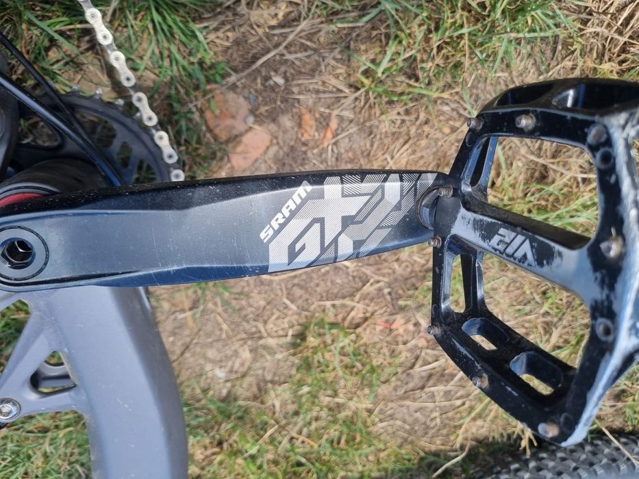 Vand bicicleta  full suspension .
[24.08, 21:50] Estera