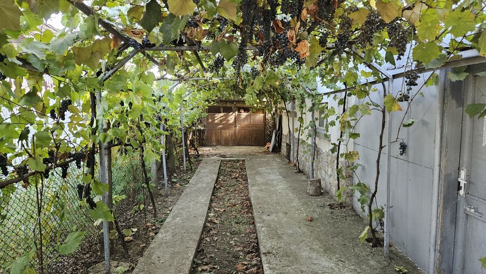 Имот гр. Дулово ,ЕТАЖ от къща с двор, гараж, градина