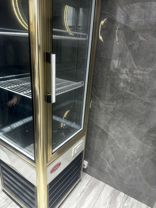 Холодильник стеклянный