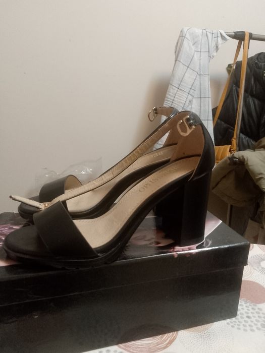 Продам туфли новые