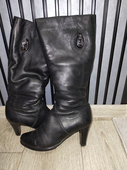 Продам замшевые ботфорты, и кожаные натуральные зимние сапоги.