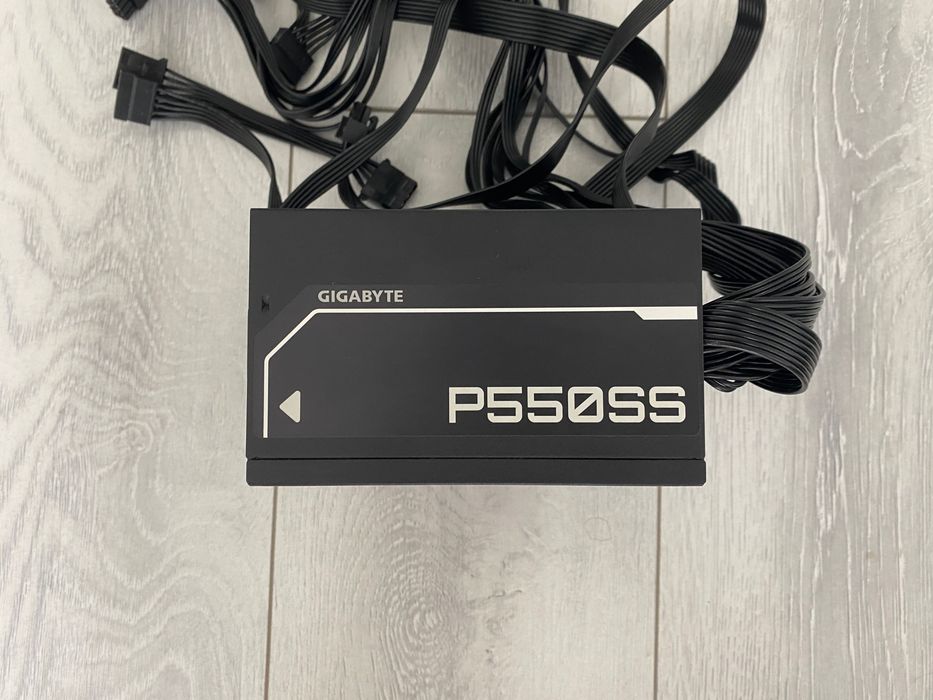 Блок питания Gigabyte P550SS, c cертификатом 80plus silver, с пломбами