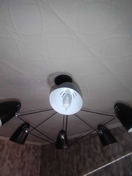 Продам современную люстру.