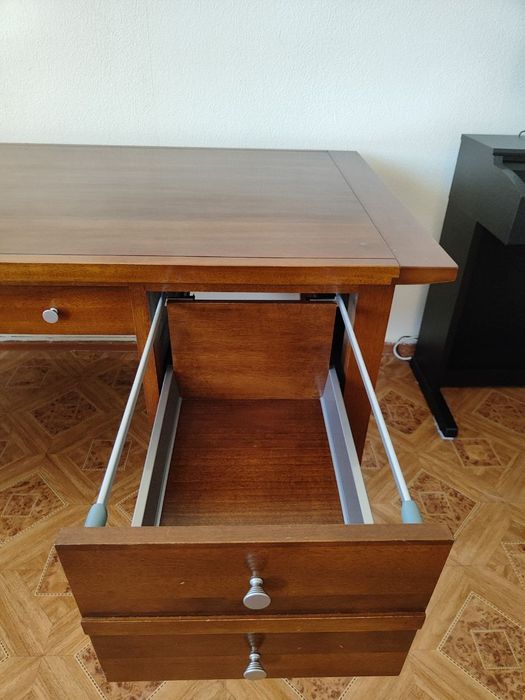 Продам письменный стол из массива дерева