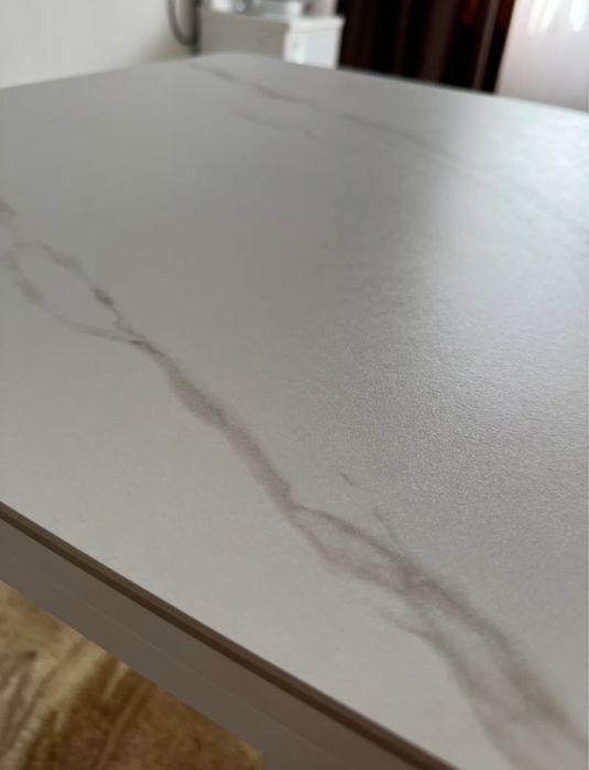 Раскладной стол и мякгие стулья (стол-стул; обеденный)