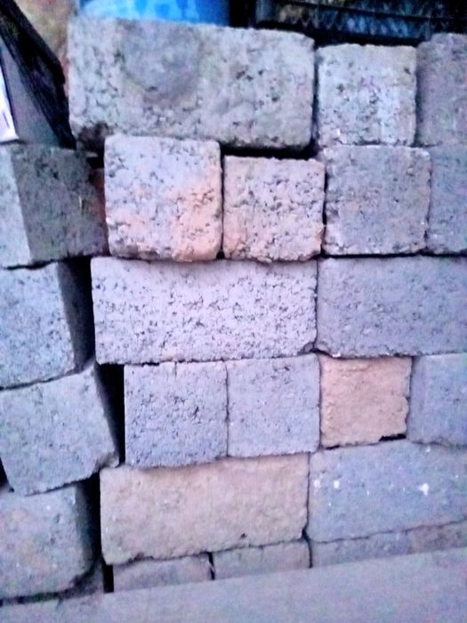 Янги ишлатилмаган шлакаблок ва пишик гишт сотилади.