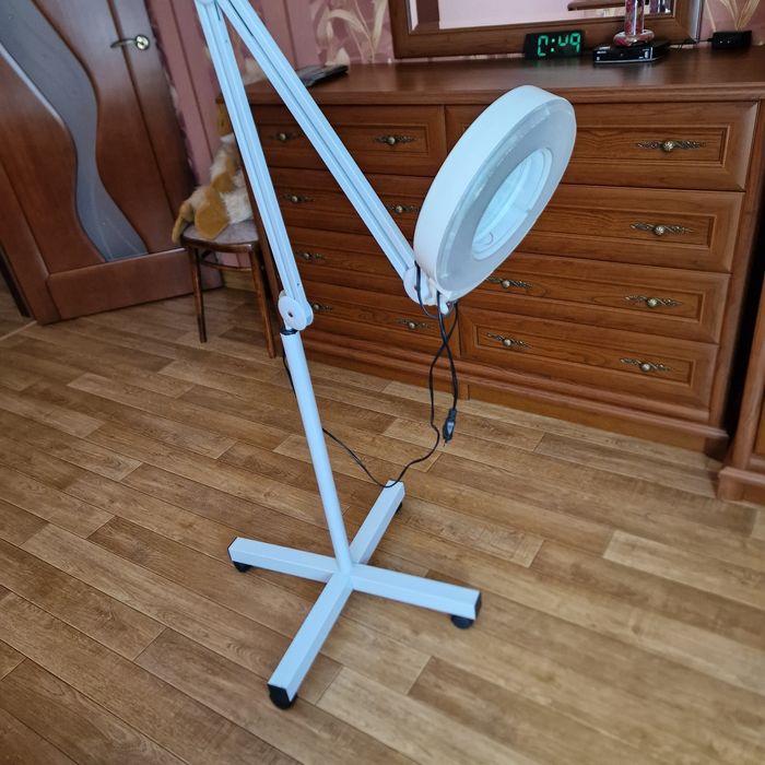 Лампа-лупа LED на колесах