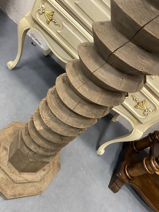 Стара френска колона от дъб