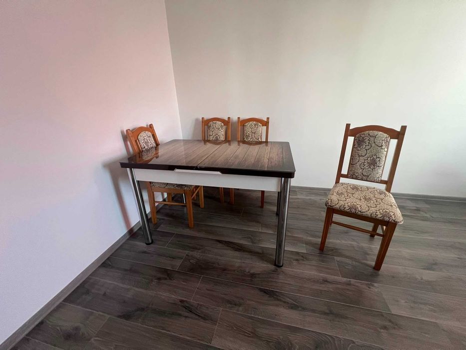 Masa living extensibila cu 4 scaune - ridicare personala