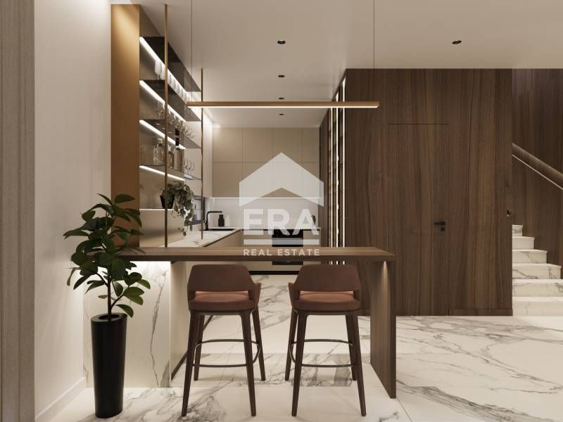 Двуетажна новострояща се къща за продажба, с гараж и двор, в горната ч