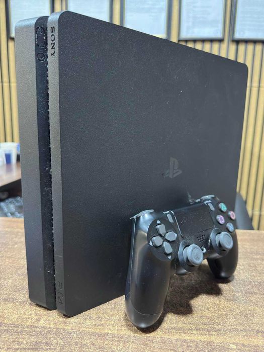 Playstation 4 Slim 500gb с 1 джойстик и 3 игри