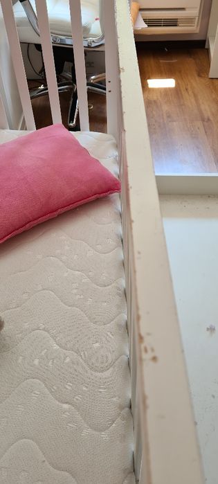 Продавам дървена кошара. Подарък-ортопедичен матрак