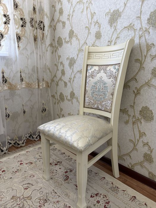 Гостиный стол и стулья