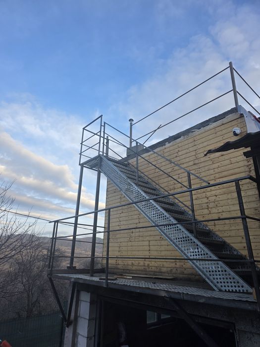 Scari metalice zincate valcea